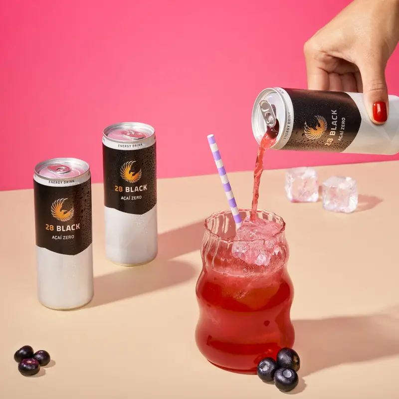 28 BLACK Açaí Zero wird in ein Glas mit Eis gegossen