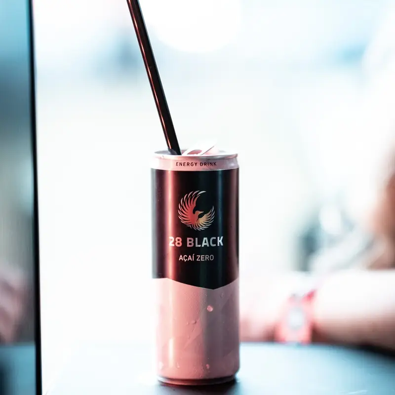 28 BLACK Açaí Zero Dose mit Strohhalm